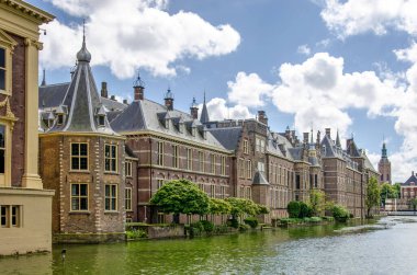Lahey, Hollanda, 16 Haziran 2024: 800 yıllık Binnenhof yönetim kompleksi ve solunda başbakanın küçük kulesi bulunan bitişik gölet