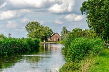 Hollanda, Woerden yakınlarındaki bir yürüyüş parkurunda tarihi pompalama istasyonu.