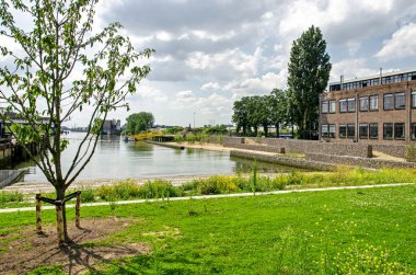 Rotterdam, Hollanda, 18 Temmuz 2024: Yeni oluşturulan gelgit parkıyla Keilehaven limanının manzarası