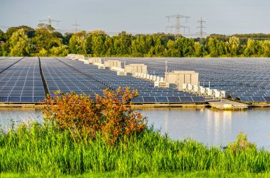 Zwolle, Hollanda, 8 Ağustos 2024: Sekdoornseplas Gölü 'nün sularında yüzen binlerce güneş paneli