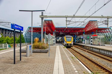 Lelystad, Hollanda, 4 Ağustos 2024: tren yeni kasabanın tren istasyonunda bekliyor.