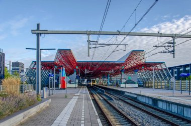 Lelystad, Hollanda, 4 Ağustos 2024: Şehrin tren istasyonunun platformları ve rayları boyunca