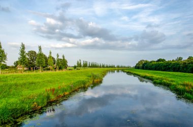 Zwolle yakınlarındaki kanal, Hollanda güzel bir akşam gökyüzünün altında.