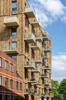 Zwolle, Hollanda, 7 Ağustos 2024: Tuğla yüzlü ve balkonlu modern konut bloğu