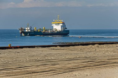 Westenschouwen, Hollanda, 26 Ekim 2024: Plajın yenilenmesi için Northsea kıyısındaki gemi ve boru hattı