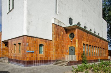 Rotterdam, Hollanda, 9 Eylül 2024: 1930 'larda inşa edilen Maastunnel anıtsal havalandırma binasının sıva ve fayans cephesi