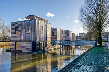 Rotterdam, 11 Ocak 2025: Feijenoord mahallesindeki eski bir liman havzasında yüzen ahşap villalar.