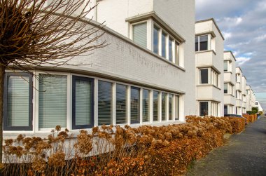 Tilburg, Hollanda, 14 Ocak 2025: 1930 'larda beyaz tuğlalı evler