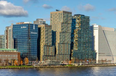 Rotterdam, Hollanda, 11 Ocak 2025: Güneyden Boompjes rıhtımındaki modern konut ve ofis binalarına doğru görüş
