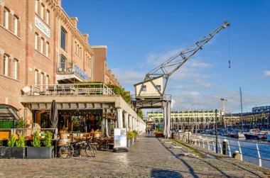 Rotterdam, Hollanda, 11 Ocak 2025 tarihi Entrepot deposu zemin katta restoranları olan bir marinaya bakan bir konut binasına dönüştürüldü.