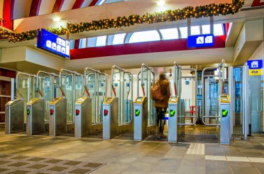 Gouda, Hollanda, 15 Aralık 2024: yerel tren istasyonundaki platformların giriş kapıları