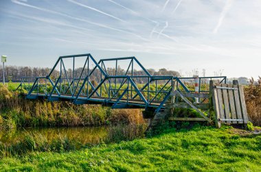 Puttershoek, Hollanda, 1 Aralık 2024, yürüyüş rotasının bir parçası olarak yaya köprüsü için alışılmadık çelik yapı.