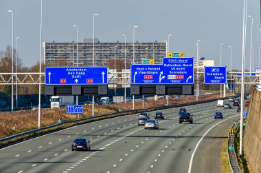 Schiedam, 8 Mart 2025: Güneşli bir günde A4 otoyolunda on iki şerit trafik