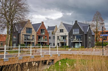 Hoornaar, 13 Mart 2025: Geleneksel cephelerden esinlenen renkli yeni konut kompleksi