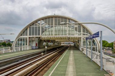 Spijkenisse, Hollanda, 27 Temmuz 2024: 1980 'lerde tasarlanan merkezi metro istasyonunun kemer biçimli tasarımı