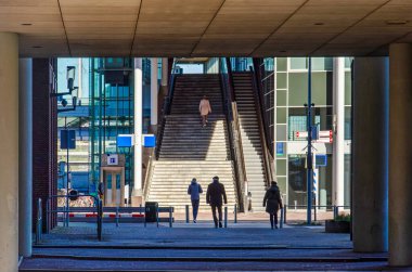 Maarssen, Hollanda, 16 Mart 2025: Merdiven ve yürüyen merdivene doğru bakın.