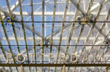 Rotterdam, Hollanda, 18 Mart 2025: Blaak tren istasyonunun kirli cam çatısı altında Rotterdam adı