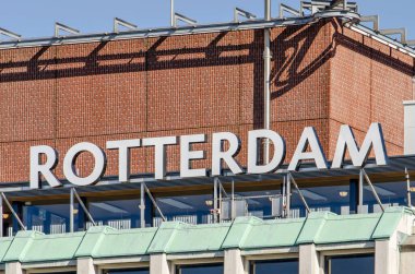 Rotterdam, Hollanda, 18 Mart 2025: Rotterdam adı tuğla, beton ve çinkodan yapılmış büyük beyaz başkentlerde geçiyor.