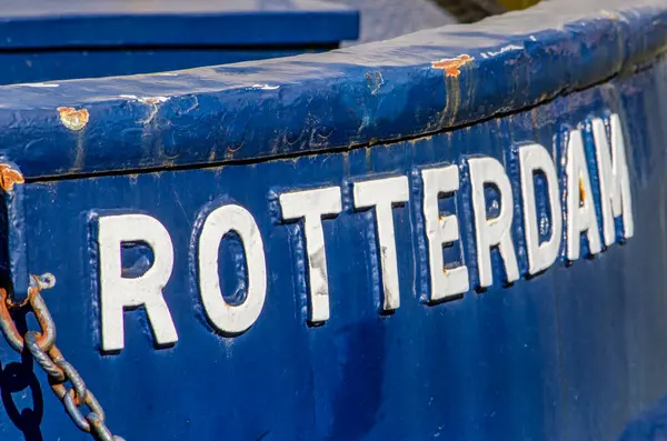 Rotterdam, Hollanda, 18 Mart 2025: Rotterdam adı mavi bir geminin gövdesinde beyaz bir ferahlık içinde