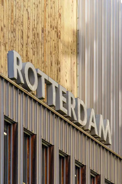 Rotterdam, Hollanda, 18 Mart 2025: Ahşap ve çelikten yapılmış bir cephede Rotterdam adı