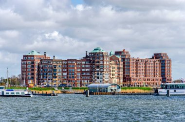 Lelystad, Hollanda. 29 Mart 2025. Markermeer Gölü 'nden rıhtıma doğru.