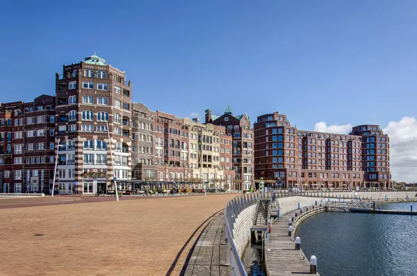 Lelystad, Hollanda, 29 Mart 2025: Güneşli bir bahar gününde Bataviahaven marinasına bakan yeni rıhtım.