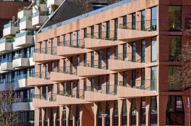 Rotterdam, Hollanda, 18 Mart 2025: Kırmızı taş cepheli ve üçgen balkonlu modern apartman