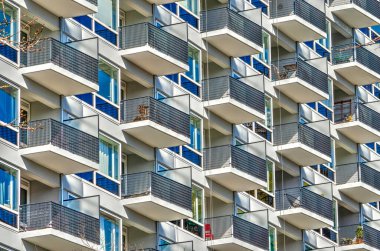 Rotterdam, Hollanda, 18 Mart 2025: Savaş sonrası yeniden yapılanma döneminden kalma bir konut binasının ön cephesinde balkonlar