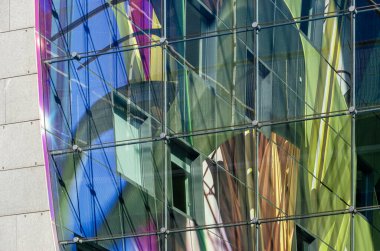 Rotterdam, Hollanda, 18 Mart 2025: Çelik kablolara cam monte edilmiş Markthal 'ın şeffaf cephesi