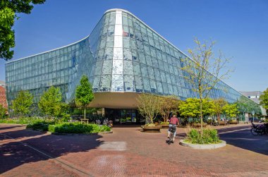 Alphen aan den Rijn, Hollanda, 29 Nisan 2025: sokak seviyesinden görüldüğü üzere belediye binasının heykel cephesi