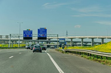 Rotterdam, Hollanda, 18 Nisan 2025, güneşli bir bahar gününde Ridderster trafik kavşağına yaklaşıyoruz.