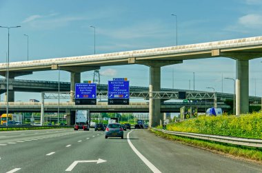 Rotterdam, Hollanda, 18 Nisan 2025: dört katlı Ridderster trafik kavşağındaki A16 otoyolunda sürüş