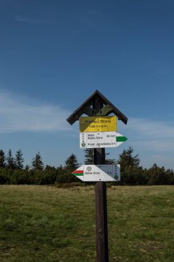 Yoldaki dağ tabelası, Brona Geçidi