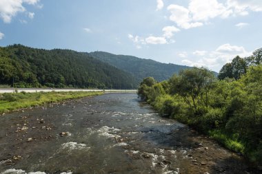 Poprad dağ nehri ve Kicarz zirvesi manzarası