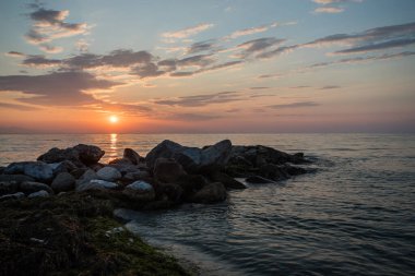 Yunanistan 'ın Paralia Katerinis kentinde Ege Denizi üzerinde gün doğumu