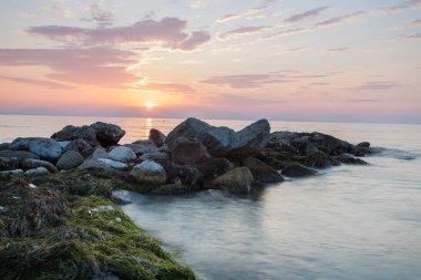 Yunanistan 'ın Paralia Katerinis kentinde Ege Denizi üzerinde gün doğumu