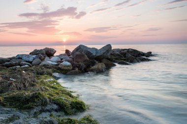 Yunanistan 'ın Paralia Katerinis kentinde Ege Denizi üzerinde gün doğumu