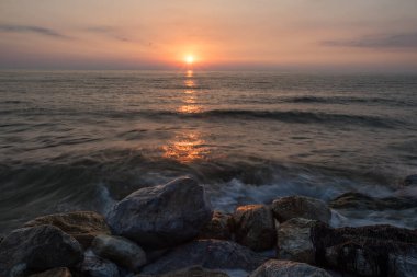 Yunanistan 'ın Paralia Katerinis kentinde Ege Denizi üzerinde gün doğumu