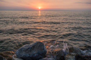 Yunanistan 'ın Paralia Katerinis kentinde Ege Denizi üzerinde gün doğumu