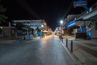 Yunanistan 'ın Paralia Katerinis kentindeki bir turist kasabasında geceleyin boş bir cadde