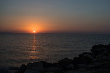 Yunanistan 'ın Paralia Katerinis kentinde Ege Denizi üzerinde gün doğumu