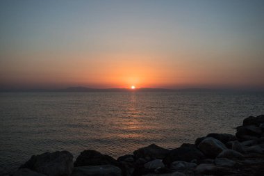 Yunanistan 'ın Paralia Katerinis kentinde Ege Denizi üzerinde gün doğumu