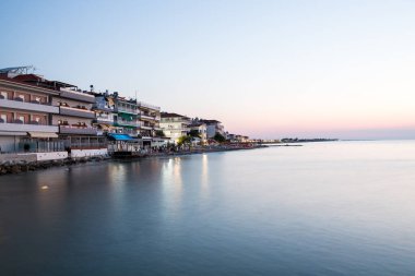 22 Temmuz 2021 Paralia Katerinis Yunanistan. Paralia Ege Denizi 'nde gün doğumu manzarası