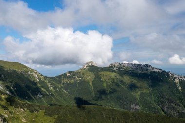 Kasprowy Wierch ve Hala Kondratowa arasındaki kızıl dağ yolundan Giewont 'in güzel manzarası.