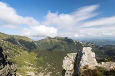 Kasprowy Wierch ve Hala Kondratowa arasındaki kızıl dağ yolundan Giewont 'in güzel manzarası.