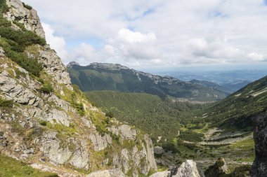 Kasprowy Wierch ve Hala Kondratowa arasındaki kızıl dağ yolundan Giewont 'in güzel manzarası.