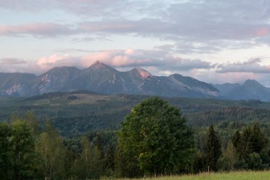 Apszanka Geçidi 'nden gün doğumunda Tatra Dağları' nın güzel manzarası