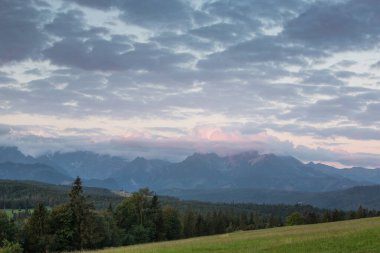 Apszanka Geçidi 'nden gün doğumunda Tatra Dağları' nın güzel manzarası