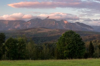 Apszanka Geçidi 'nden gün doğumunda Tatra Dağları' nın güzel manzarası