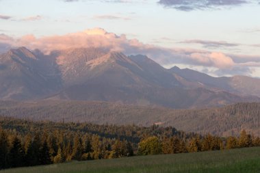Apszanka Geçidi 'nden gün doğumunda Tatra Dağları' nın güzel manzarası